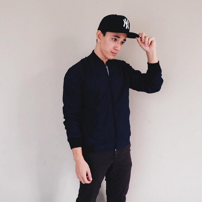 https://cdn.idntimes.com/content-images/post/20170312/bomber-jacket-a7f88906239560fff6508f6f1b439251.jpg