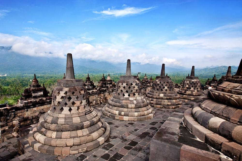 http://cdn.idntimes.com/content-images/post/20160622/borobudur-temple-vacation-holiday-2-d90b949bd1a028a2b990330837dafdee.jpg