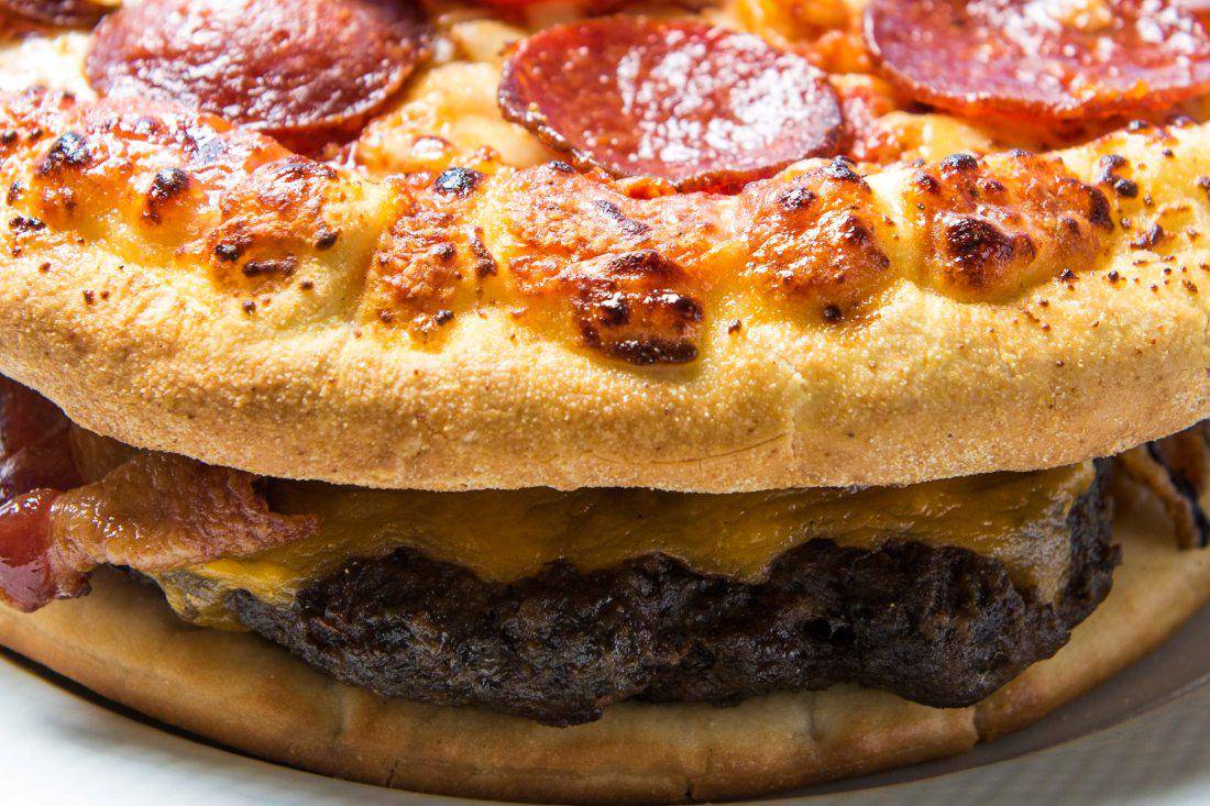 https://cdn.idntimes.com/content-images/post/20161204/braves-burger-pizza-pepperoni-db3d293010eb623548efdd921d457b55.jpg
