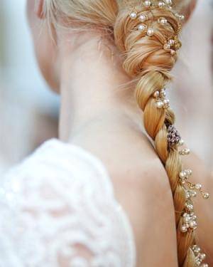 https://cdn.idntimes.com/content-images/post/20170406/bridal-hair-adornments-spring2016-reem-acra-detail-0415-vert-69780a67f547781bdc06cd824573aa2c.jpg