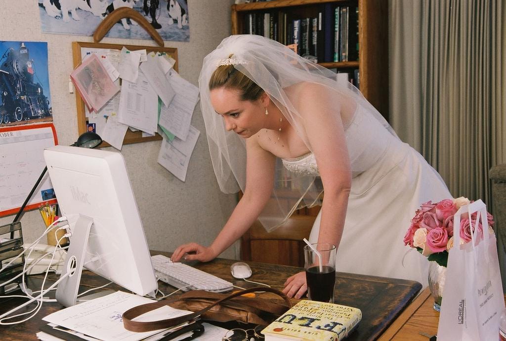 https://cdn.idntimes.com/content-images/post/20160608/bride-checking-wedding-planning-websites-by-madprime-ab2b9a7dbf70f6e771fad795e51fdcbf.jpg