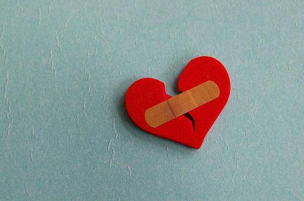 http://cdn.idntimes.com/content-images/post/20160114/broken-heart-1024x680-fe926aed050401800117c11519ca2c4e.jpg