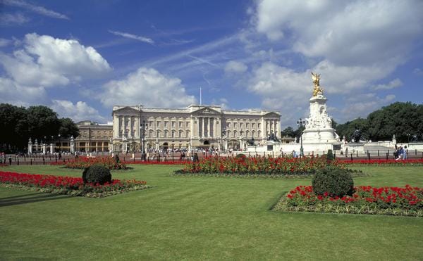 https://cdn.idntimes.com/content-images/post/20160915/buckingham-palace-21956037-4d17b3295ad644b8c4d9458d6a953a13.jpg
