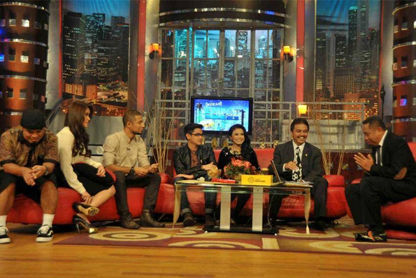 https://cdn.idntimes.com/content-images/post/20170218/bukan-empat-mata-ee24ab16aac9f7525d57fa8b15cefca3.jpg
