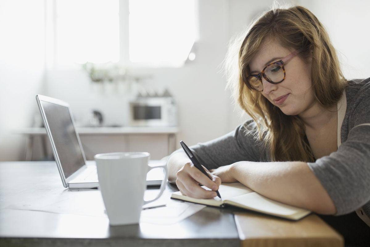 http://cdn.idntimes.com/content-images/post/20160205/businesswoman-writing-in-notebook-at-laptop-9867402a04886e76d7f4ef5616d357ba.jpg