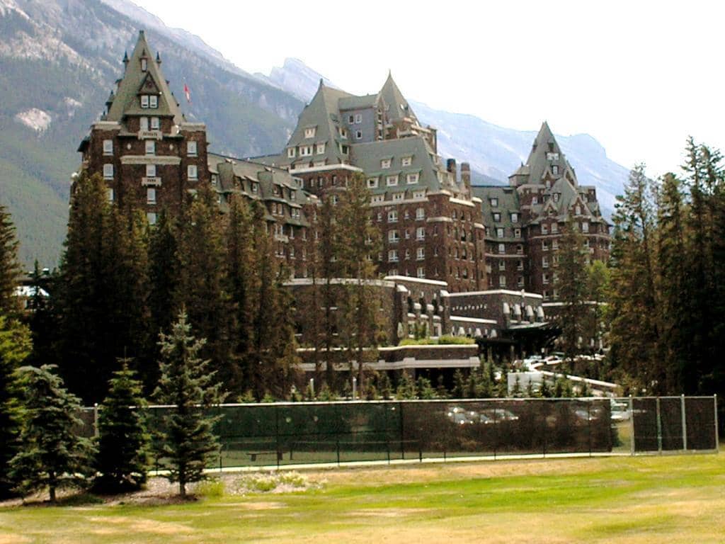 http://cdn.idntimes.com/content-images/post/old/c0305-Banff_Springs_Hotel1_wikimedia_org.jpg