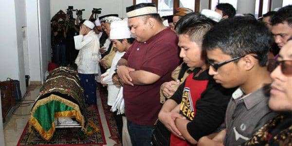 http://cdn.idntimes.com/content-images/post/old/c404b-304568_keluarga-dan-teman-dekat-lepas-jenazah-olga-syahputra_663_382.jpg