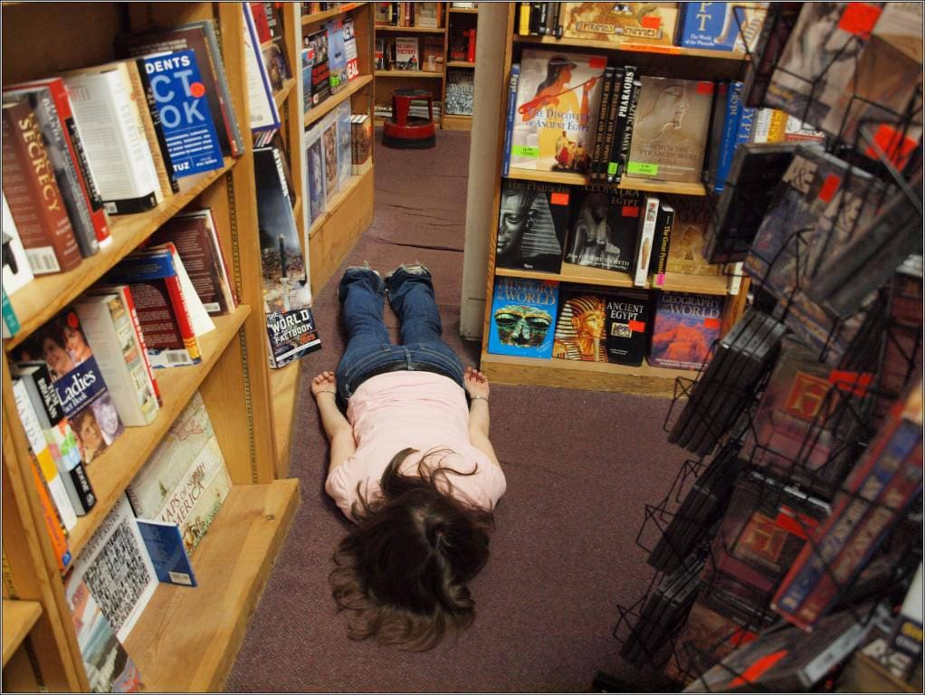 http://cdn.idntimes.com/content-images/post/old/ca95c-Planking_in_a_bookstore.jpg
