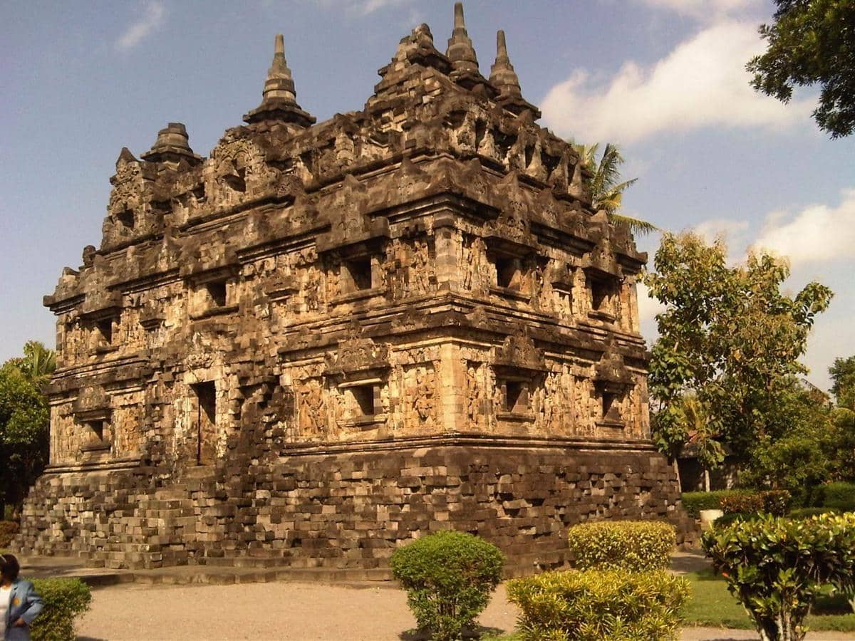 http://cdn.idntimes.com/content-images/post/20160128/candi-sari-djavavista-5ad547fb18eaa266c6e06a841777399e.jpg