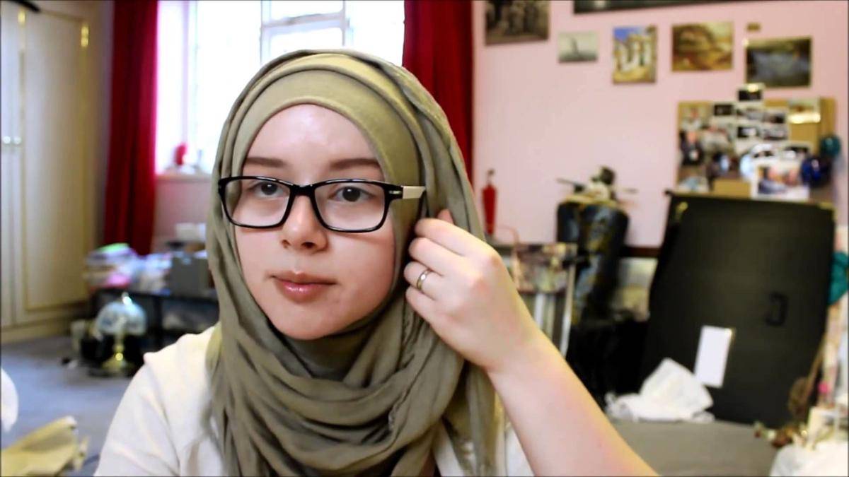http://cdn.idntimes.com/content-images/post/20160411/cara-pakai-selendang-shawl-gadis-berkacamata-dc7425ef04098bf567722a75b50527b4.jpg