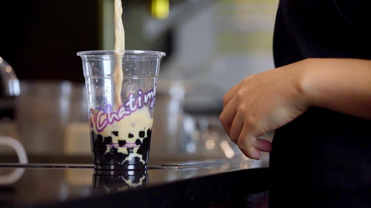 https://cdn.idntimes.com/content-images/post/20170213/chatime-pouring-68c48aa74e6d6e11953de4b04e506ca7.jpg