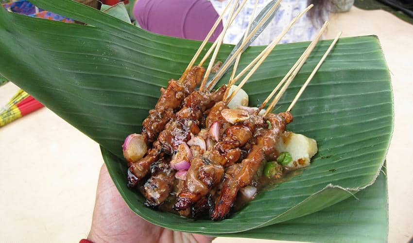 https://cdn.idntimes.com/content-images/post/20161016/chicken-satay-on-banana-leaf-in-java-0e9e0f8354632414b080a9ae8cdd3d92.jpg