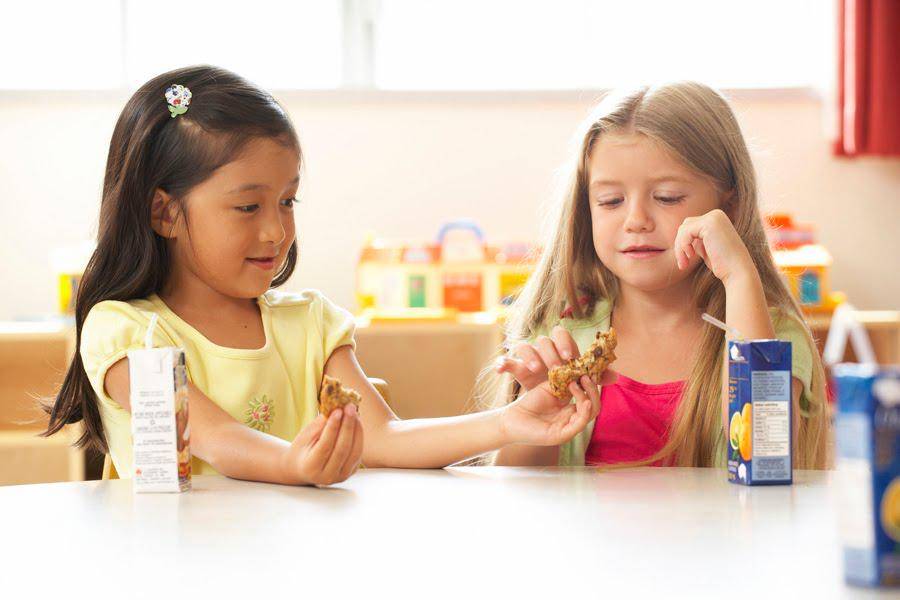https://cdn.idntimes.com/content-images/post/20170401/children-sharing-lr-26f703c2f3500596d0139805fa3ffa3e.jpg