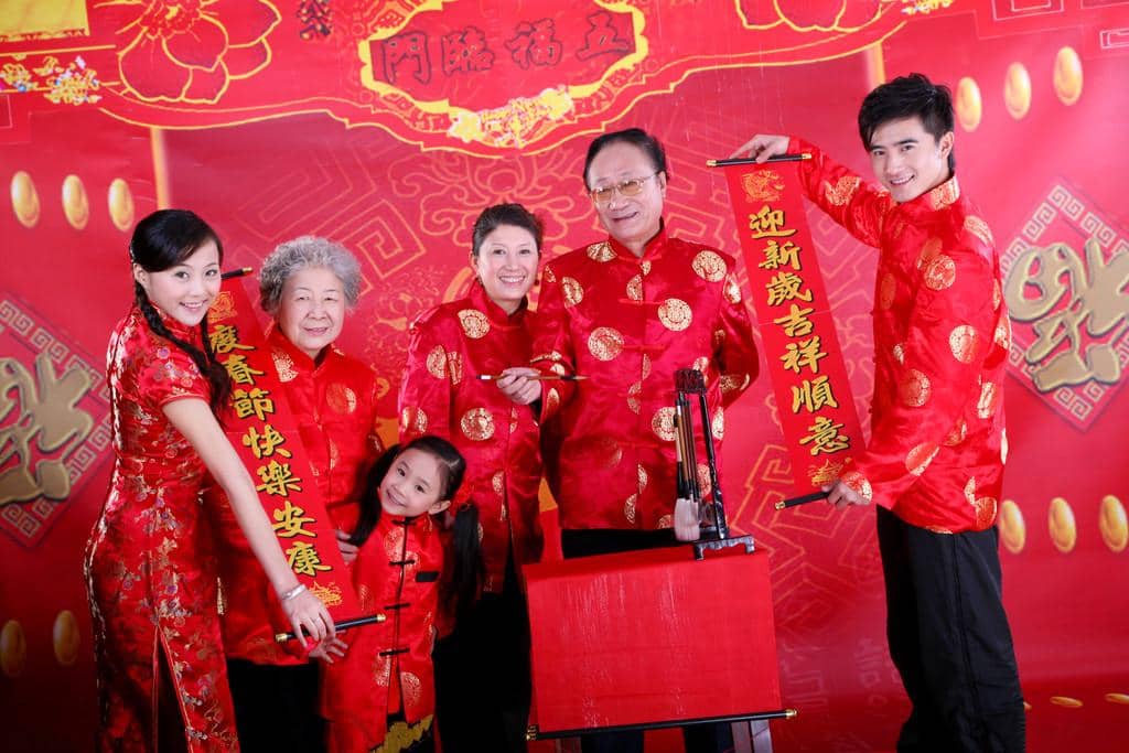 http://cdn.idntimes.com/content-images/post/20160721/chinese-new-year-costume-3-65090d8130019eef3b8e0fc3505cedb2.jpg
