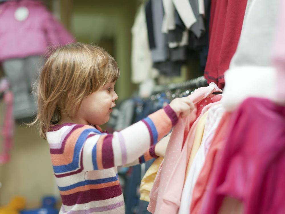 https://cdn.idntimes.com/content-images/post/20170418/choosing-kids-clothes-3596274f1afb1dac710f2da42ce11e34.jpg