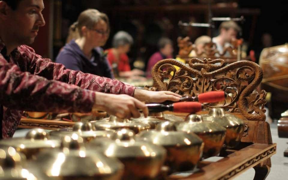 https://cdn.idntimes.com/content-images/post/20160918/cn2ep0-the-sound-of-indonesia-the-gamelan-in-action-960x600-0efc2cdf0fb639ea657ac2093cf204ca.jpg