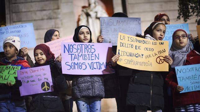 https://cdn.idntimes.com/content-images/post/20170428/concentracio-barcelona-islamofobia-ediima20151214-0013-4-01031665c0b0962819f795feb1aad7a8.jpg