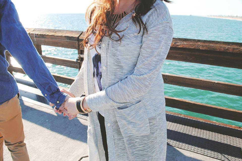 http://cdn.idntimes.com/content-images/post/20160627/couple-690994-960-720-462350a1d954512152c11ff745efbc14.jpg