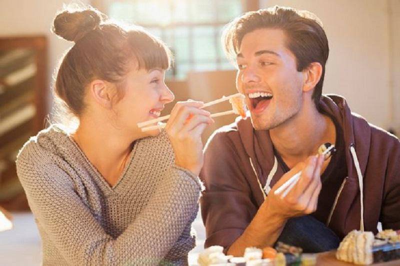https://cdn.idntimes.com/content-images/post/20170509/couple-eating-together-with-chopsticks-c5ef108f417c24dcb1d9f7695acc7417.jpg