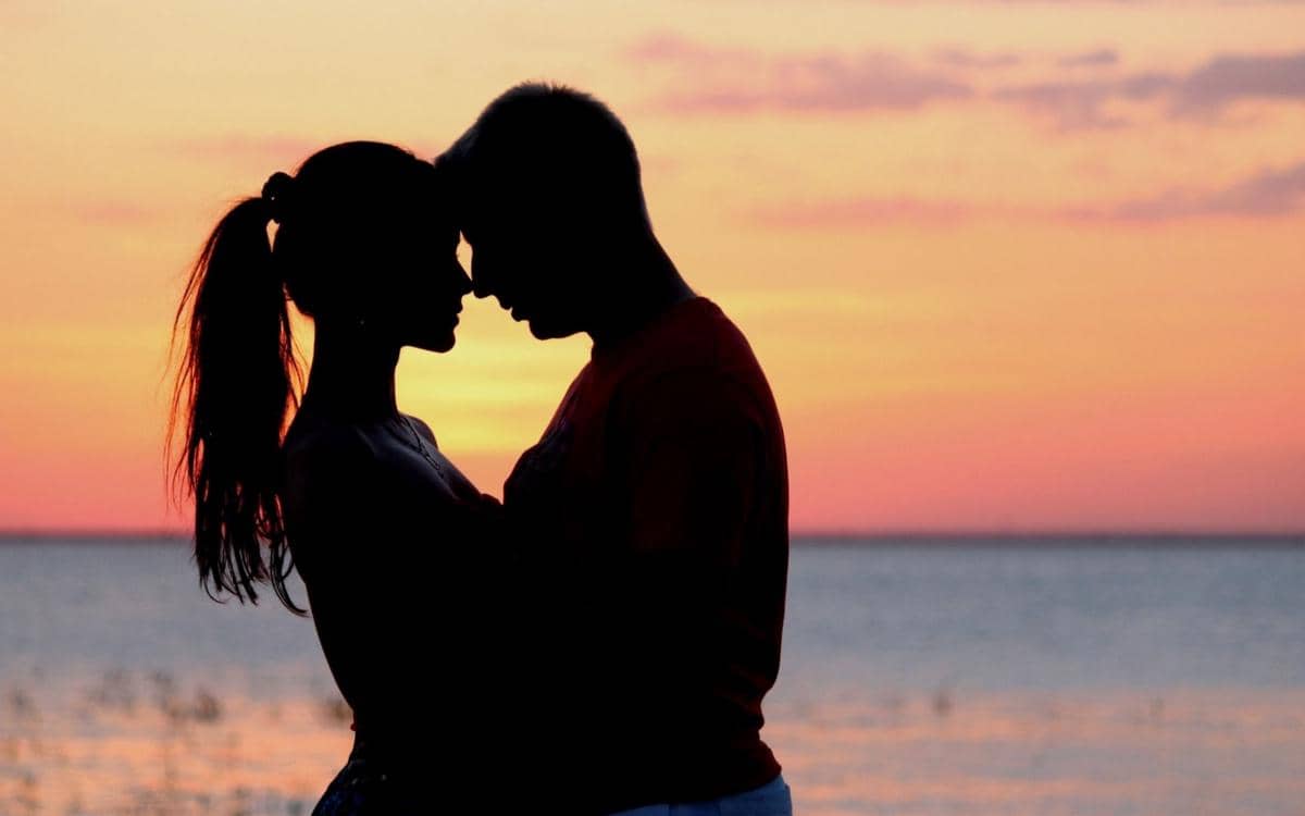 http://cdn.idntimes.com/content-images/post/20160211/couple-hugs-beach-wallpaper-download-a0f650e2bac2f41daa82bf7696845a75.jpg
