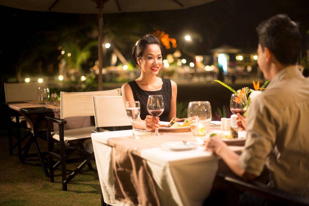 http://cdn.idntimes.com/content-images/post/20160212/couple-in-love-having-romantic-dinner-f0aa5dbde7913f5f724046109f53247a.jpg