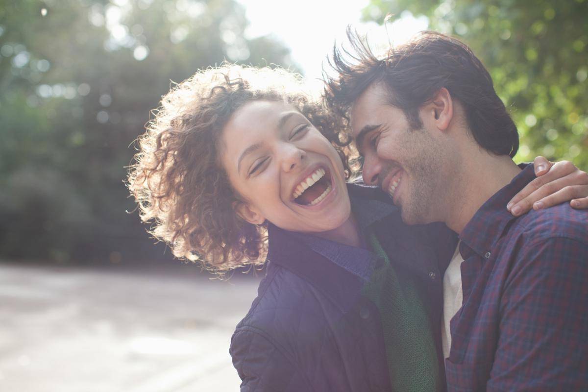 https://cdn.idntimes.com/content-images/post/20161124/couple-laughing-9f95f24e5e4eaa7273175af5cea0eb33.jpg