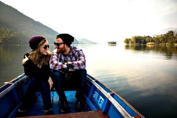 https://cdn.idntimes.com/content-images/post/20160102/couple-on-boat-a0b3e4f769080f432b0eeee3efca3e71.jpg