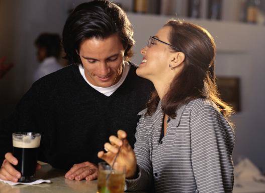 https://cdn.idntimes.com/content-images/post/20170502/couple-talking-at-bar-85930f81c85cb89a58302bb6f109d0d2.jpg