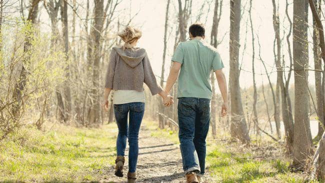 http://cdn.idntimes.com/content-images/post/20160123/couple-walking-walk-a-day-650x366-7ff3b53f6861101e88d12906fbf0ee72.jpg