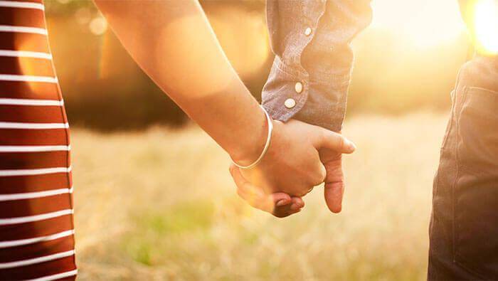 https://cdn.idntimes.com/content-images/post/20161215/couples-holding-hands-022de1379241d033287e7435a95fa359.jpg