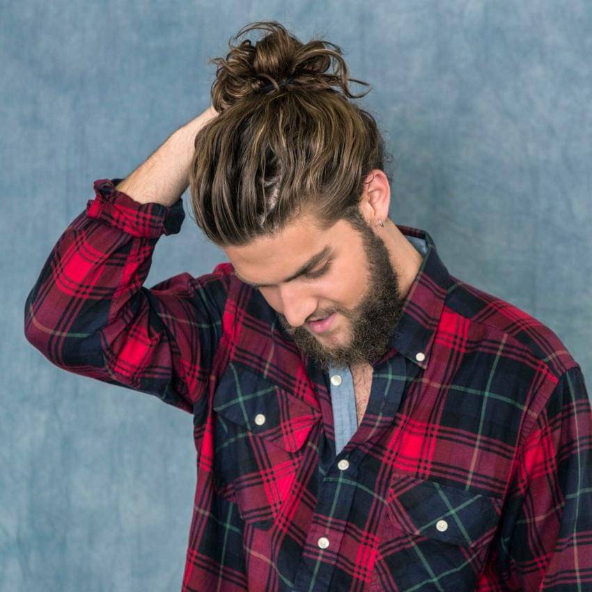 https://cdn.idntimes.com/content-images/post/20170308/curly-man-bun-5fcac59a3511b9af69eca62f7fd78891.jpg