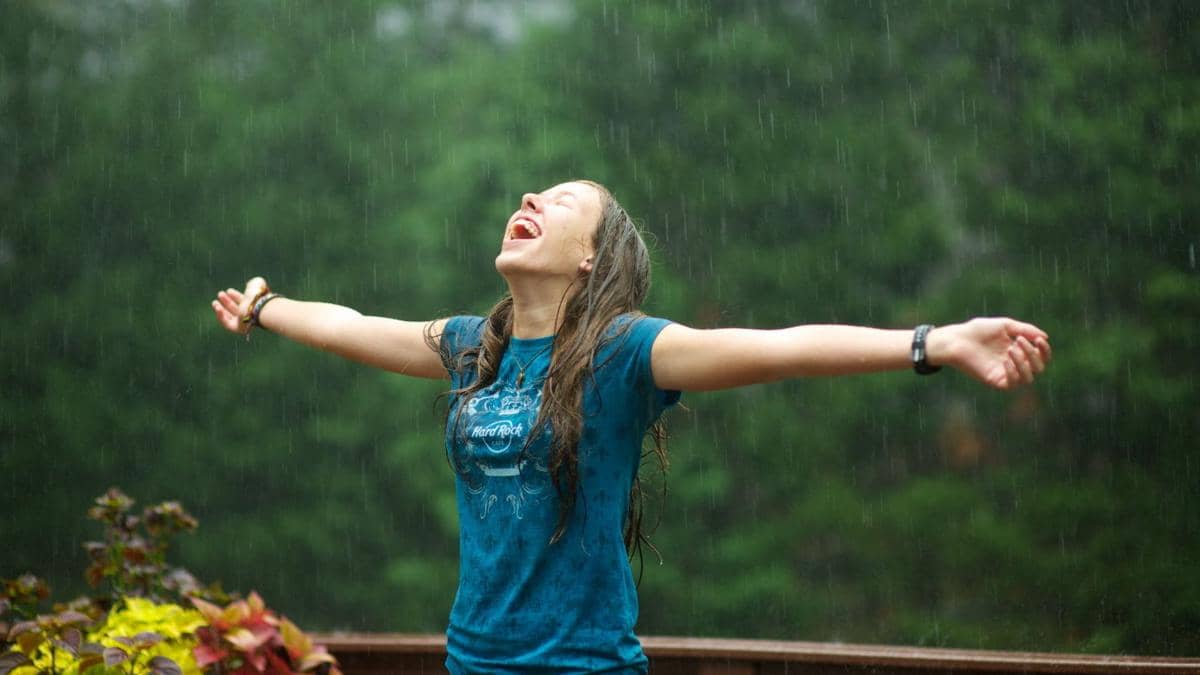 http://cdn.idntimes.com/content-images/post/20151216/cute-happy-girls-in-rain-hd-wallpapers-91324a008fe2e90f15cc49409712b548.jpg