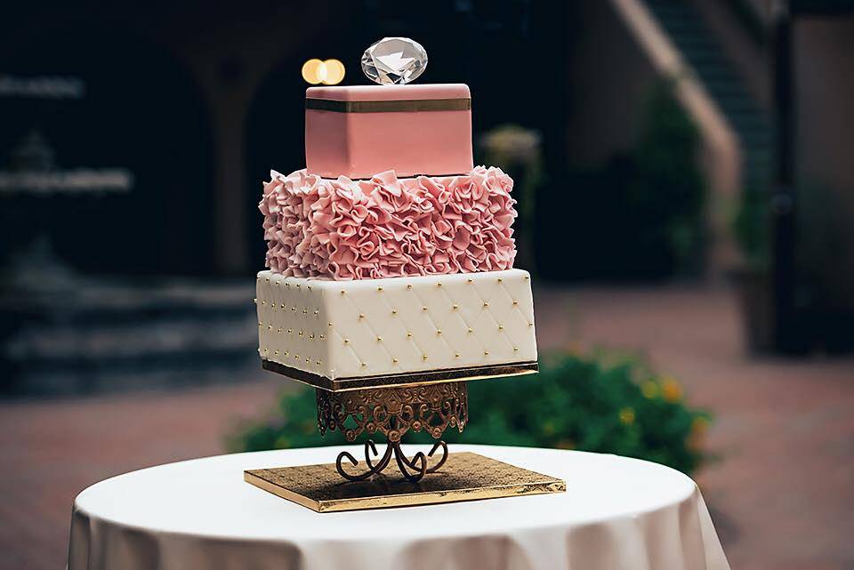 https://cdn.idntimes.com/content-images/post/20170406/cute-wedding-cake-c1af5c0d209343f4b2a7239b490a92a8.jpg