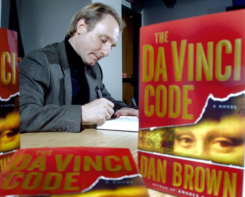 https://cdn.idntimes.com/content-images/post/20170215/dan-brown-48c9687575afb92fb37bc667c24f87e4.jpg