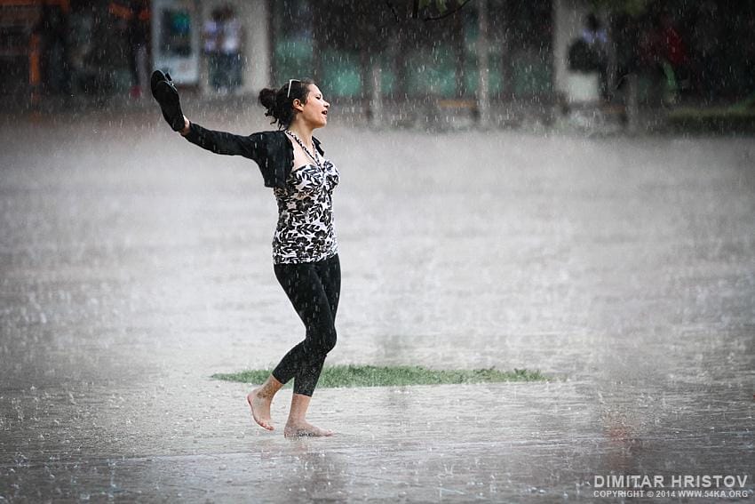 https://cdn.idntimes.com/content-images/post/20170123/dancing-in-the-rain-by-54ka-b07140fbb44f04f7d7aea18ca8939592.jpg