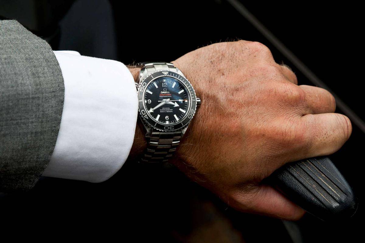 https://cdn.idntimes.com/content-images/post/20160909/daniel-craig-in-skyfall-wearing-omega-seamaster-3-2000-4af743a3c8f8b8b76a9e2b30210bda79.jpg