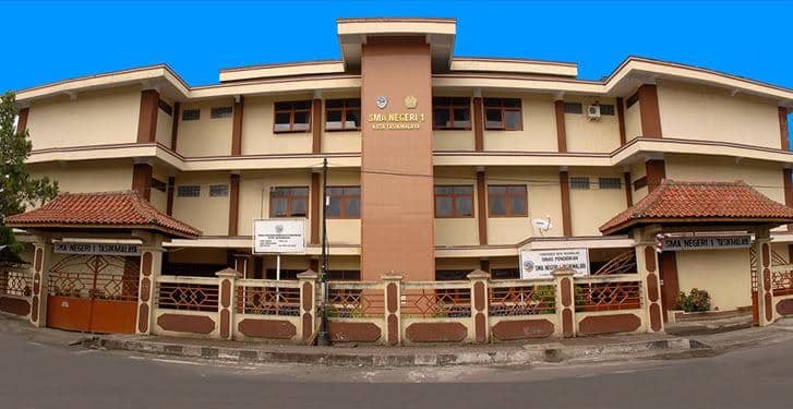 http://cdn.idntimes.com/content-images/post/20160106/depan-sman-1-tasikmalaya-panorama-aca6e59cae8085c48a5a5380ad8d7a12.jpg