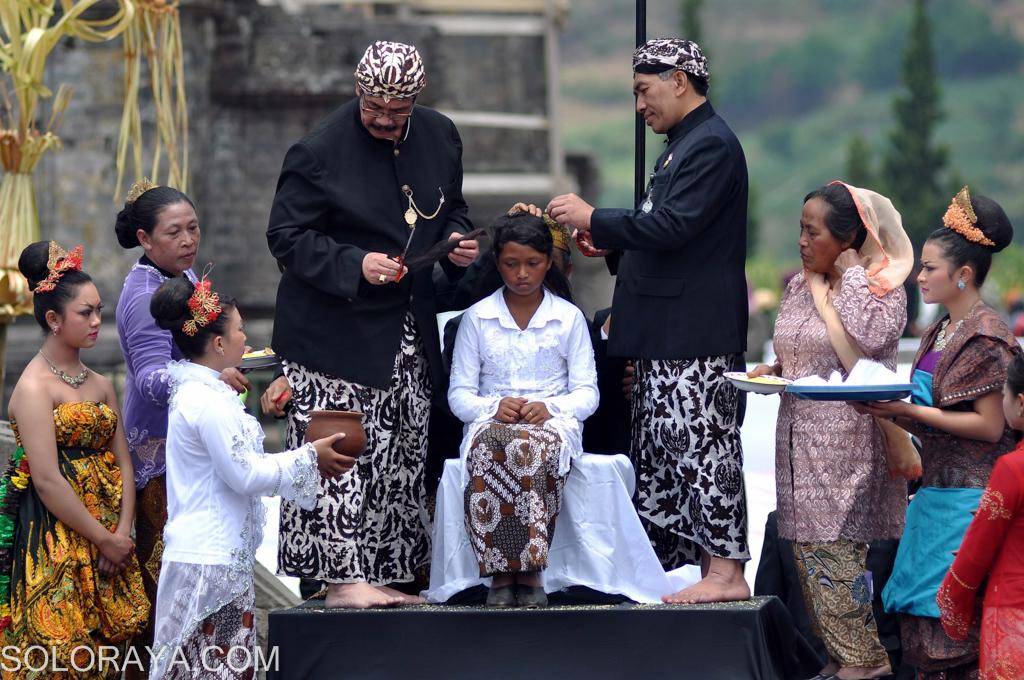 http://cdn.idntimes.com/content-images/post/20160813/dieng-cultural-festival-2014-3-42a95970dbb544f31ae92d1e395d329a.jpg