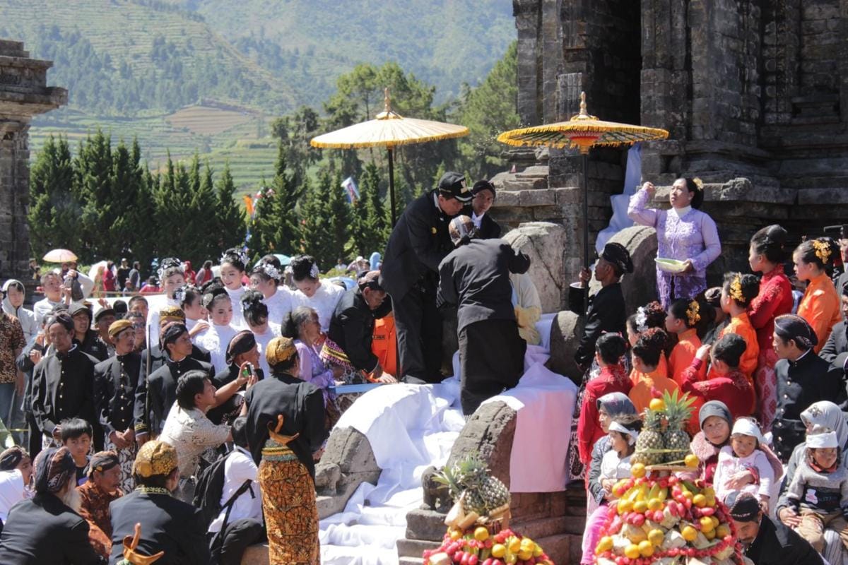 http://cdn.idntimes.com/content-images/post/20160203/dieng-culture-festival-2014-d6119247033208d17b699c520e9cda56.jpg