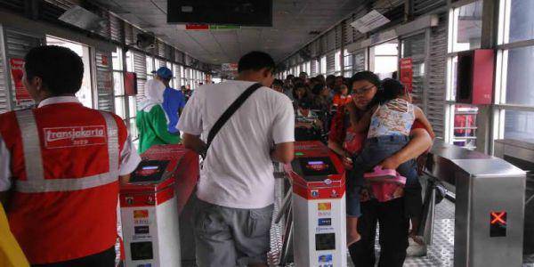 http://cdn.idntimes.com/content-images/post/old/e06f7-halte-busway-700x400.jpg