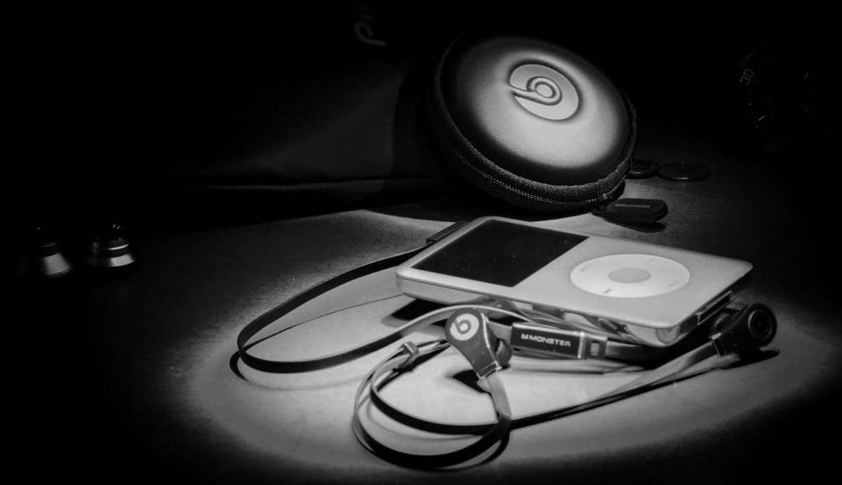 http://cdn.idntimes.com/content-images/post/20160306/earphones-ipod-classic-08740616f4c886766b8c0e14794c3c6c.jpg
