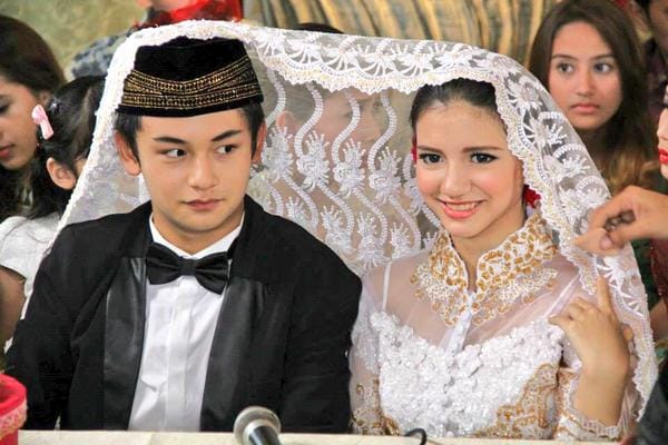 http://cdn.idntimes.com/content-images/post/old/ede17-Sinetron-Rain-The-Series-SCTV-Ada-Foto-Fahri-di-Liontin-Rain-Kok-Tetap-Bertengkar-Sinopsis-Episode-4.jpg