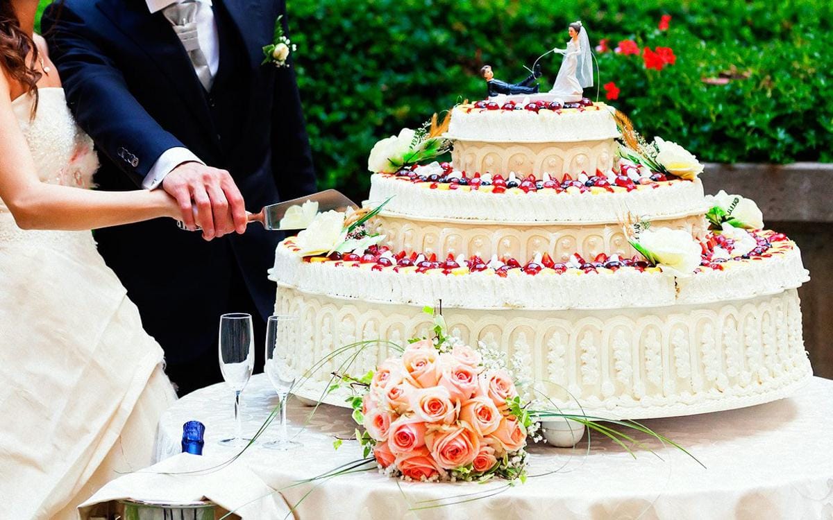 https://cdn.idntimes.com/content-images/post/20160831/facts-about-wedding-cakes-ftr-a8aaad3ad25c3f2266de2962a421033e.jpg