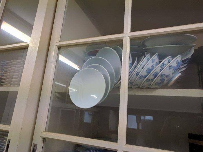 https://cdn.idntimes.com/content-images/post/20161118/falling-plates-cupboard-advice-baoliao-commune-tseng-shao-tsen-582d5aa95e0d2-700-20f91e80dd32fc9a20188e956da20810.jpg