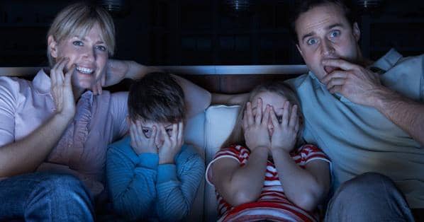https://cdn.idntimes.com/content-images/post/20161117/family-watching-scary-movie-112fa7aa347b2fbeaba60b1e2f0b7cbb.jpg