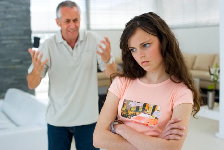 https://cdn.idntimes.com/content-images/post/20161001/father-and-daughter-in-argument1-20ae5da588bc5e5bbcf6b1906e4ffa6c.jpg