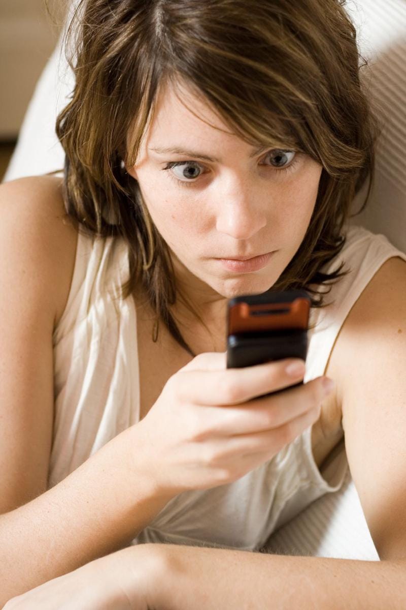 https://cdn.idntimes.com/content-images/post/20160829/fdcpa-exaperated-woman-looking-at-cell-phone-compressed-bc7088bf8f96b960dfa09274247b60c9.jpg