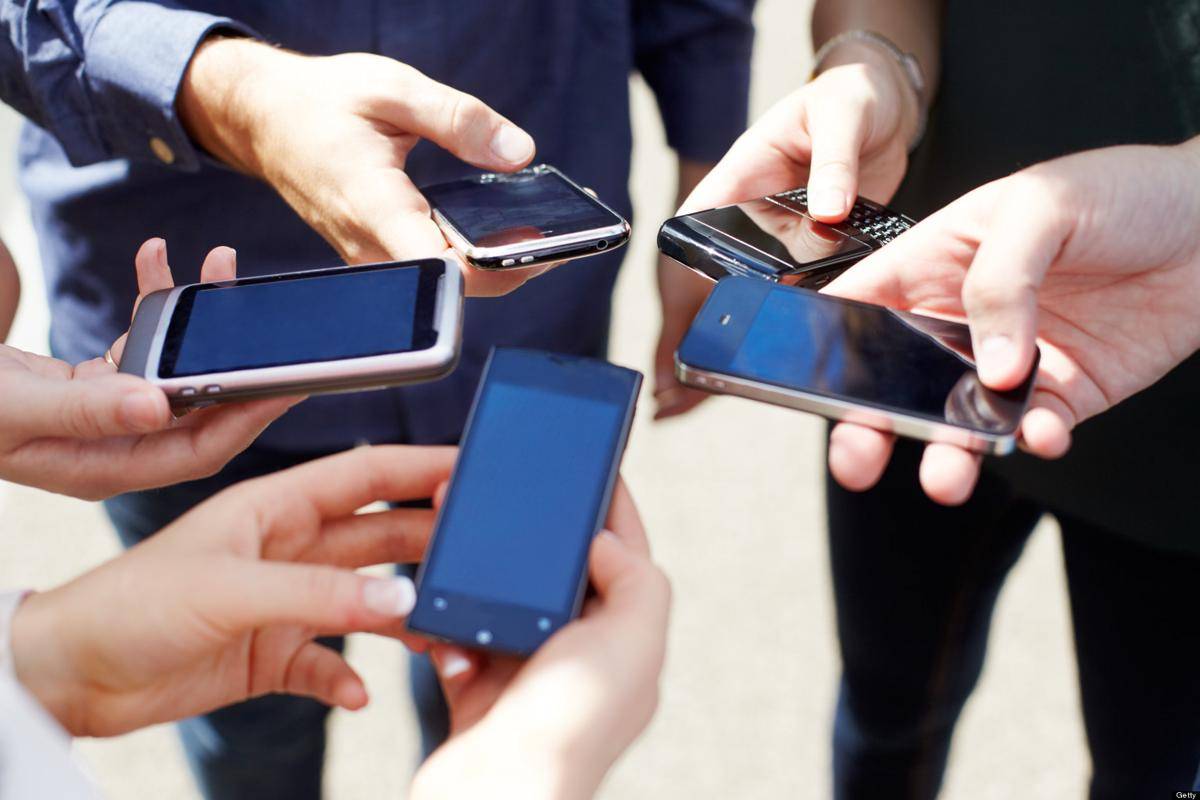 https://cdn.idntimes.com/content-images/post/20160718/for3-people-using-smartphones-307e36db8c5960f90d731c8a77711fdf.jpg