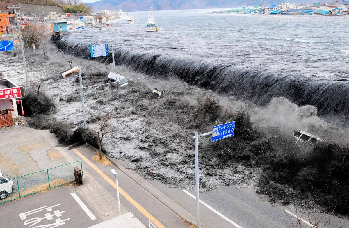 http://cdn.idntimes.com/content-images/post/20160311/fukushima-tsunami-02f77033450f4ce9f14e3ad8778aeb89.jpg