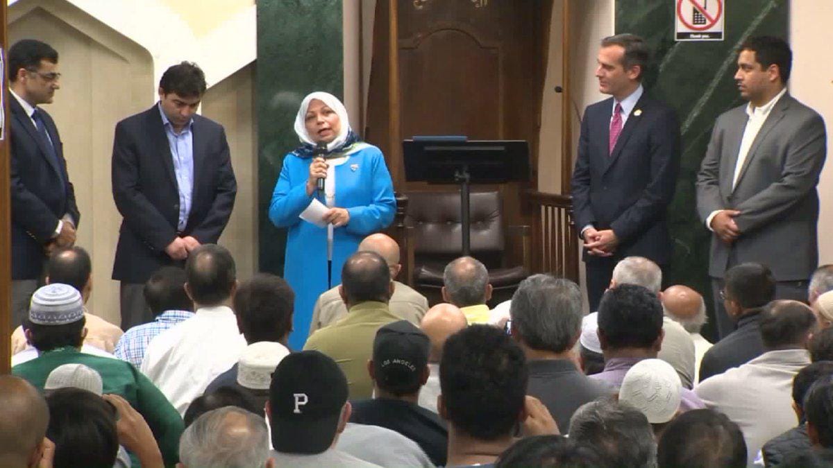 https://cdn.idntimes.com/content-images/post/20161120/garcetti-at-islamic-center-5853f4ad4240e6cc5fb4c6f8ac41ac4b.jpg